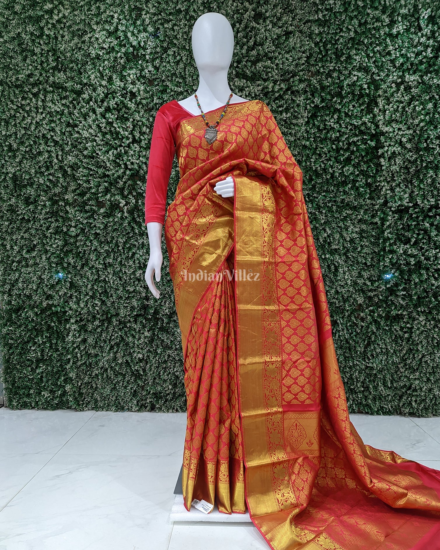 Rani With Golden Flower Motif Kanjivaram Silk Saree