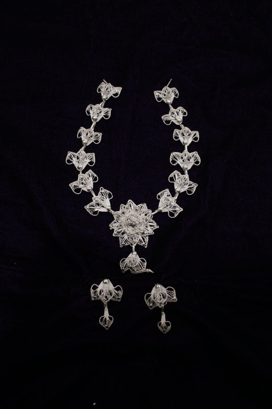 Floral Shape Silver Filigree Necklace With Earring Set