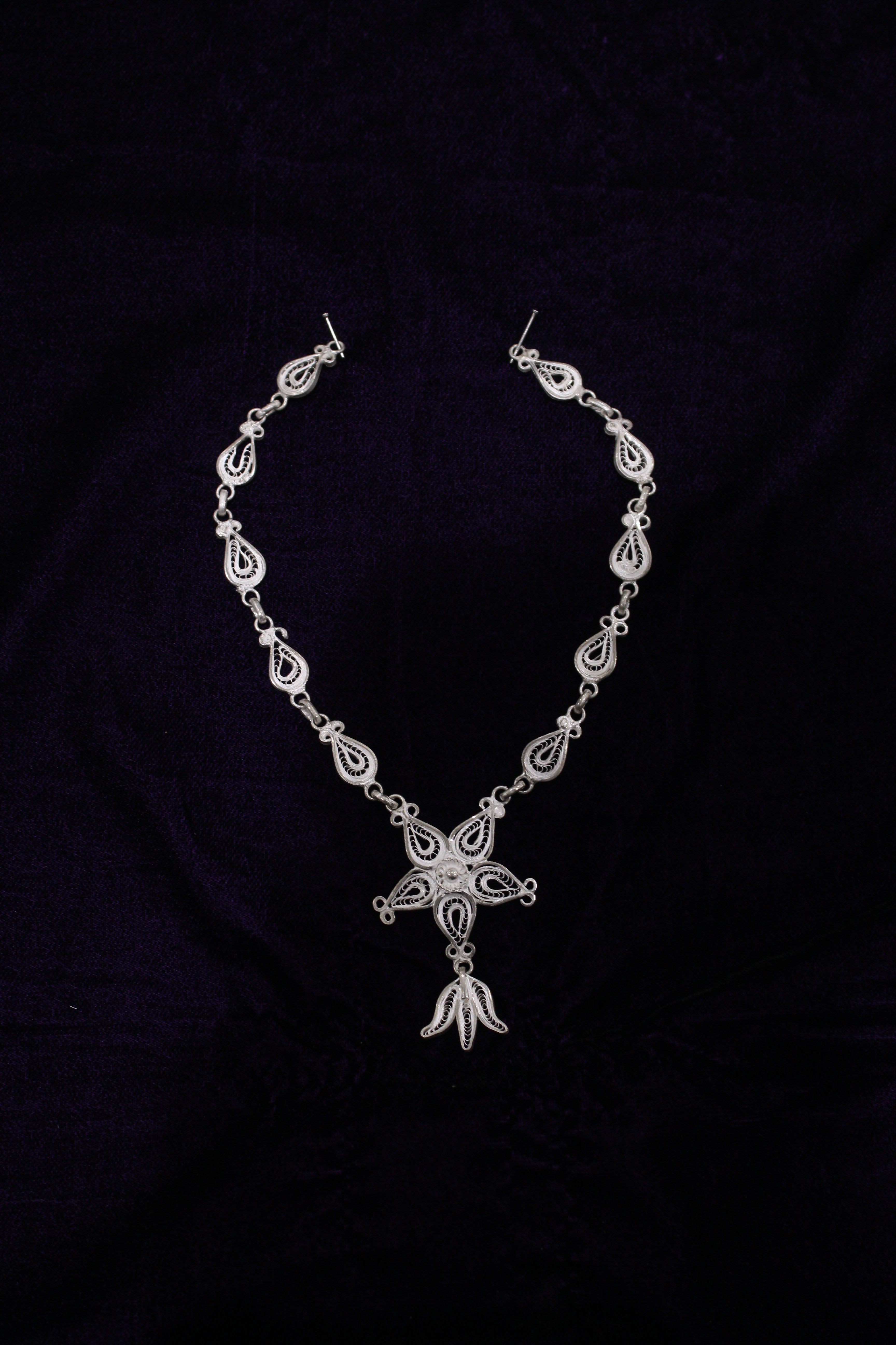 Silver Filigree Necklace Set With 1 Pair of Earrings Set