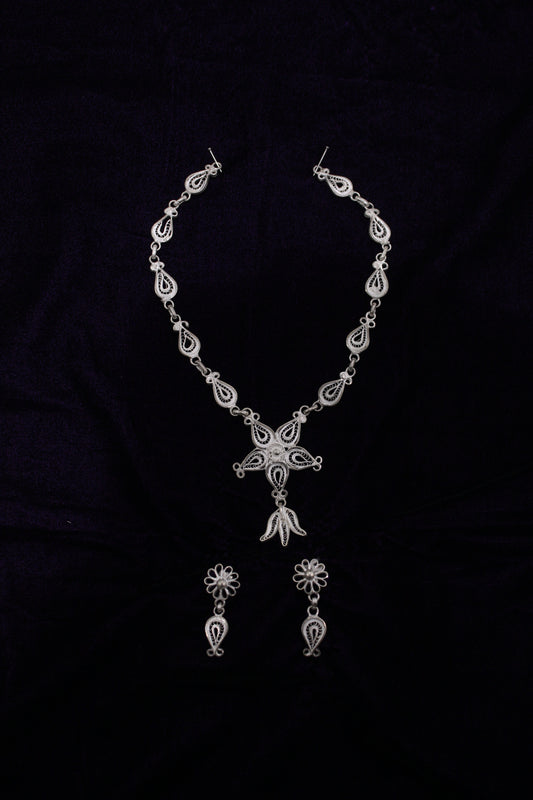 Silver Filigree Necklace Set With 1 Pair of Earrings Set