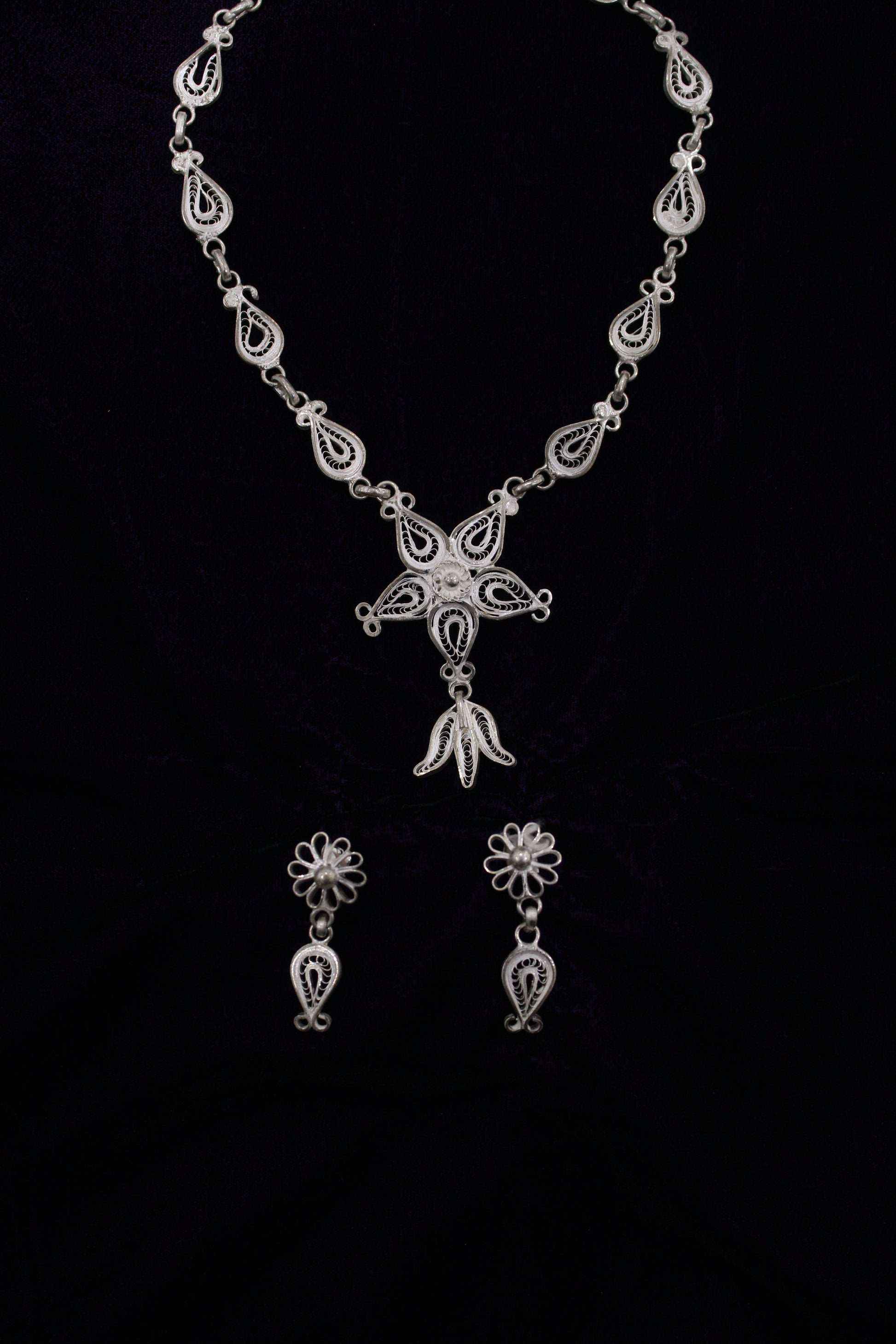 Silver Filigree Necklace Set With 1 Pair of Earrings Set